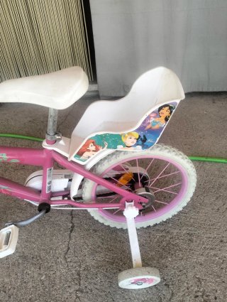 Bicicleta infantil rosa con ruedas de apoyo