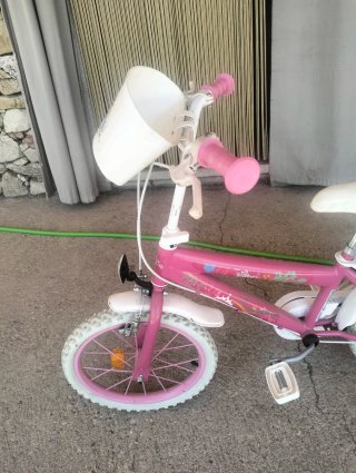 Bicicleta infantil rosa con ruedas de apoyo