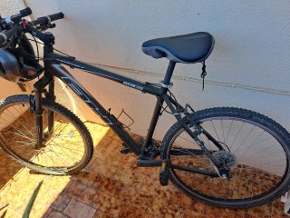 Bicicleta de montaña negra