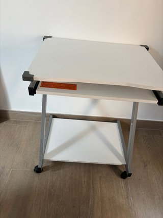 Scrivania per computer con ruote