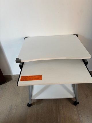 Scrivania per computer con ruote
