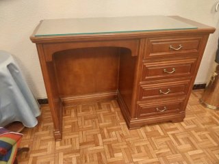 Escritorio de madera con cajones