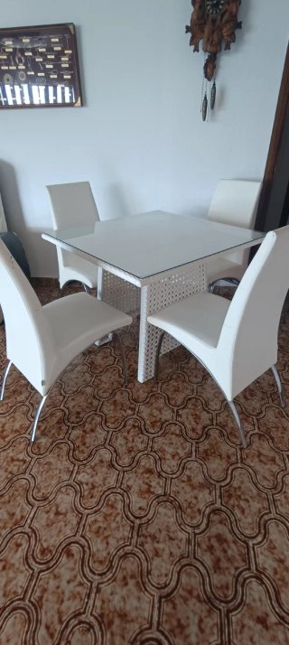 Mesa mimbre blanca cristal y 4 sillas