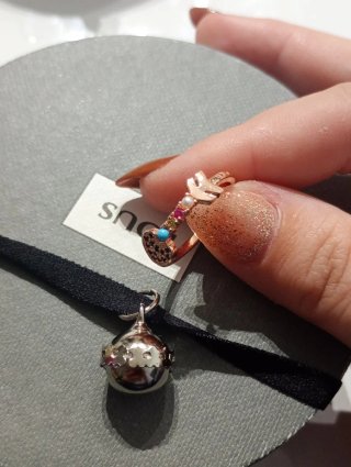 Colgante flecha con gemas multicolor