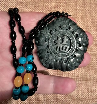 Collana con ciondolo intagliato meditazione
