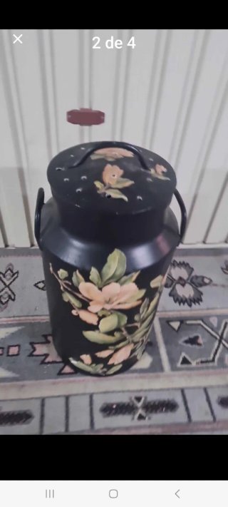 Lechera decorada con flores