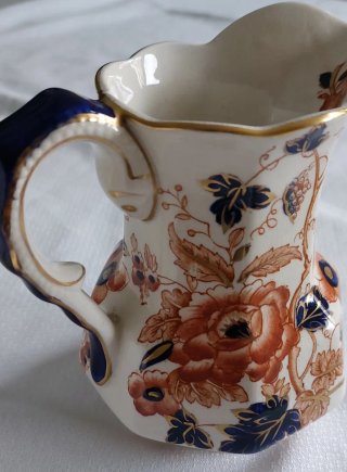 Jarra porcelana inglesa perfilada oro