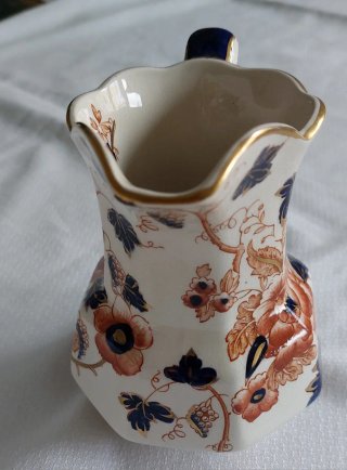Jarra porcelana inglesa perfilada oro