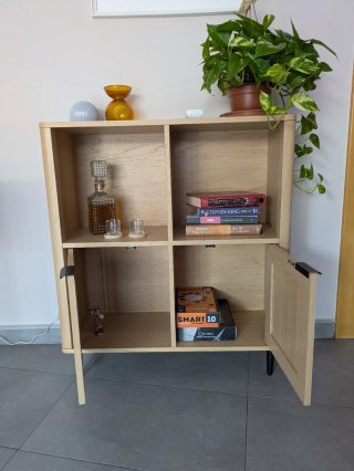 Aparador de salón con ratán y madera