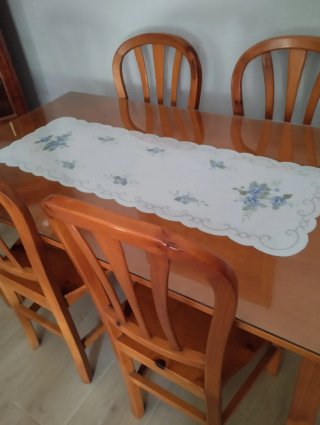 Mesa de comedor de madera y cristal
