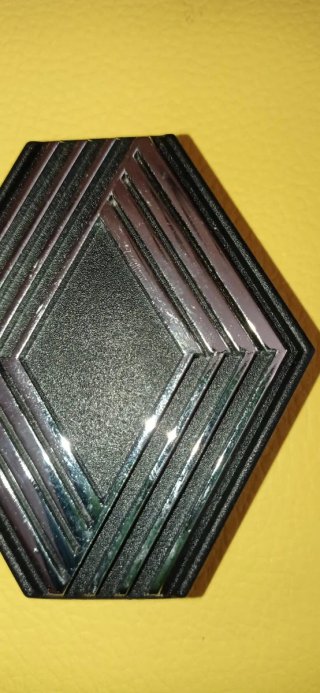 Emblema Renault de plástico y metal. NUEVO.