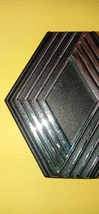 Emblema Renault de plástico y metal. NUEVO.