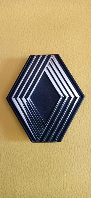 Emblema Renault de plástico y metal. NUEVO.