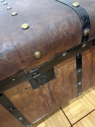 Baúl antiguo de piel y metal