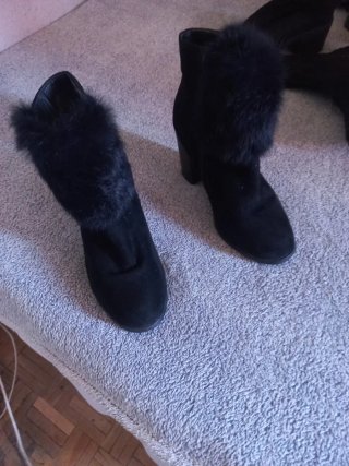 Botines negros con pelo