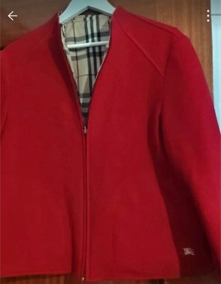 Chaqueta Burberry reversible roja y beige