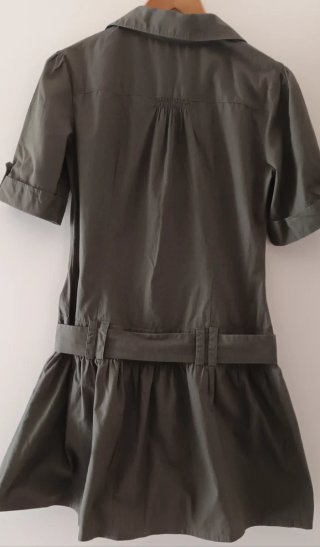 Vestido verde militar con cinturón