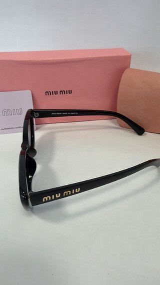 Gafas de sol Miu Miu negras