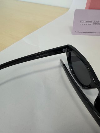 Gafas de sol Miu Miu negras