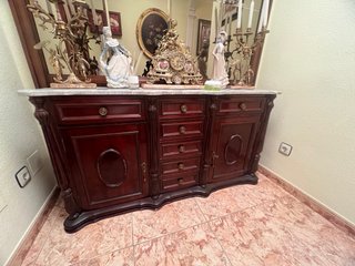 Mueble de madera con espejo y mármol