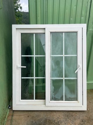 Ventana corredera blanca con rejas