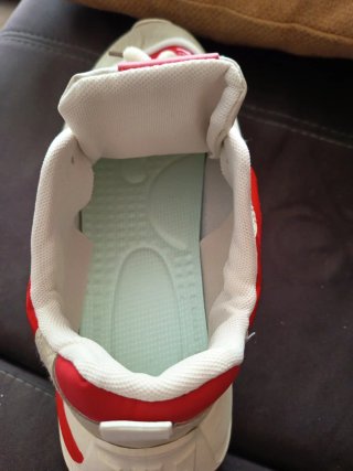 Zapatillas deportivas rojas y blancas