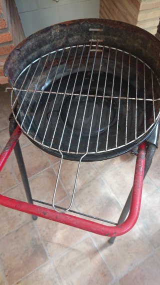 Barbacoa de carbón con ruedas