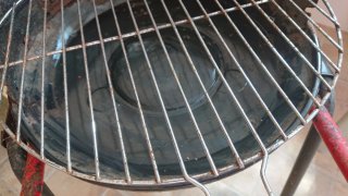 Barbacoa de carbón con ruedas