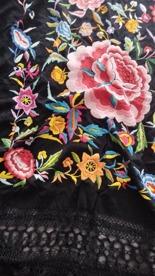 Mantón Manila Antiguo Negro flores Seda 160x160