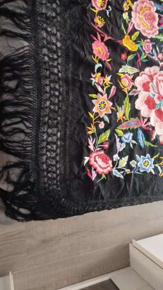 Mantón Manila Antiguo Negro flores Seda 160x160