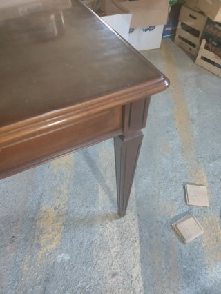 Mesa comedor madera + 5 sillas cuero
