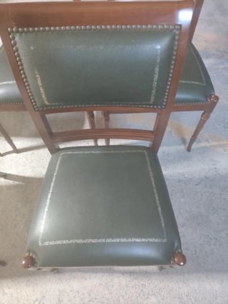 Mesa comedor madera + 5 sillas cuero
