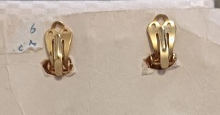 Pendientes dorados con circonita en el centro