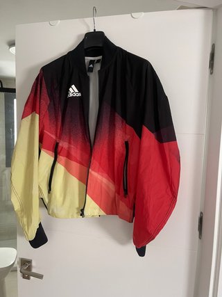 Chaqueta Adidas Negra, Roja y Amarilla