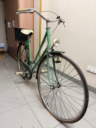 Bicicleta paseo antigua verde con cesta