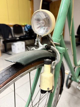 Bicicleta paseo antigua verde con cesta