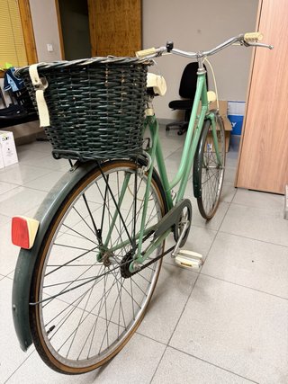 Bicicleta paseo antigua verde con cesta