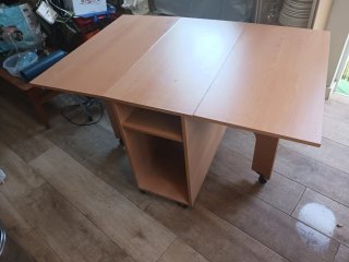 Mesa plegable con 2 alas y 2 sillas