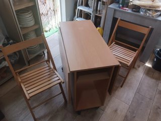 Mesa plegable con 2 alas y 2 sillas