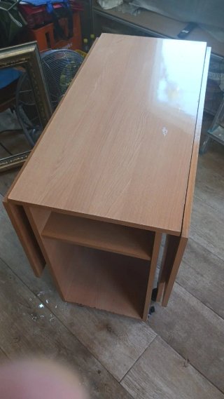 Mesa plegable con 2 alas y 2 sillas