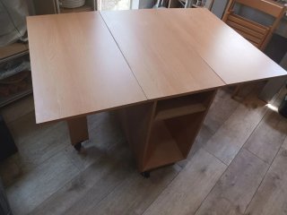 Mesa plegable con 2 alas y 2 sillas