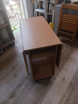 Mesa plegable con 2 alas y 2 sillas