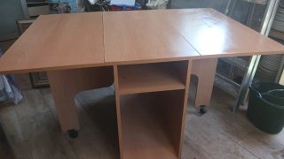 Mesa plegable con 2 alas y 2 sillas