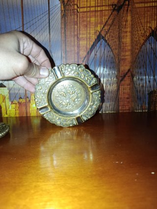 Cenicero antiguo floral metal