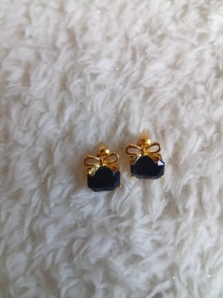 Pendientes negros con lazo dorado
