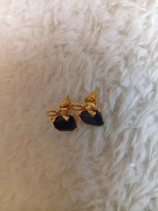 Pendientes negros con lazo dorado