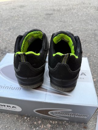 Zapatos de seguridad COFRA negros y verde
