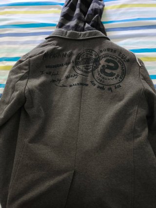 Chaqueta Desigual gris con capucha