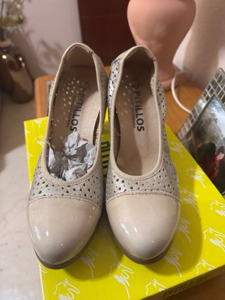 Zapatos de tacón Pitillos beige y oro