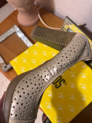 Zapatos de tacón Pitillos beige y oro